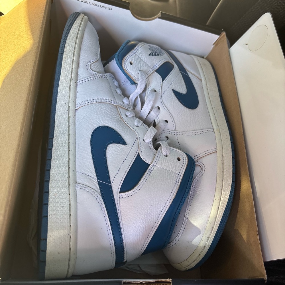Nike Men's White and Blue Sneakers